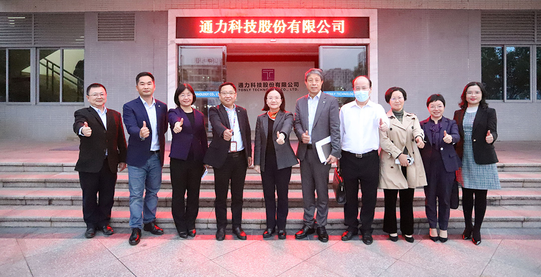 惠州市政府李俊玲副市长一行到尊龙凯时人生就是搏科技调研 (2).jpg